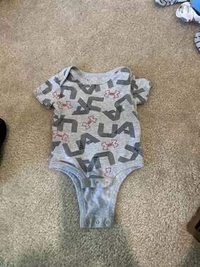 Under Armour Baby Boys All-Over Print Logo Bodysuit Grey 6/9M
